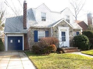 22 E Woodbine Dr, Freeport, NY 11520