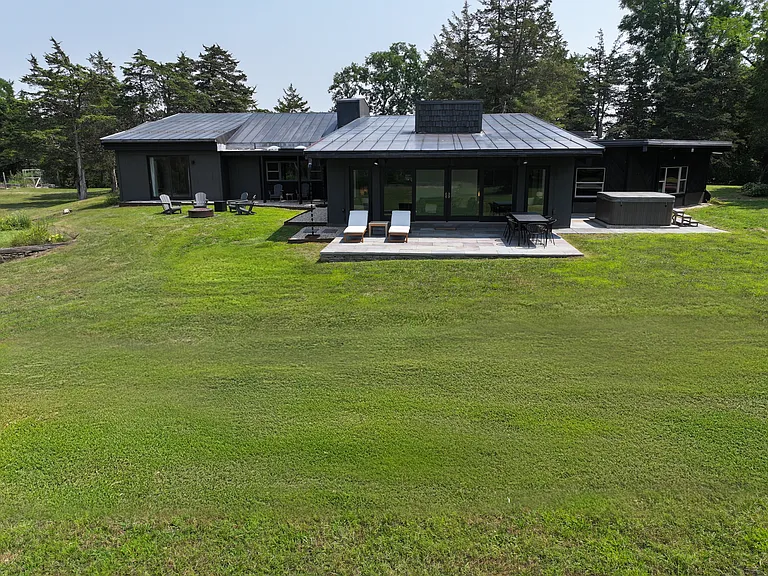 16 Spring Rd — Photo 2