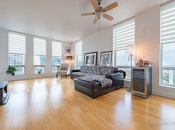 3rd image of 1250 S Michigan Ave APT 2208
