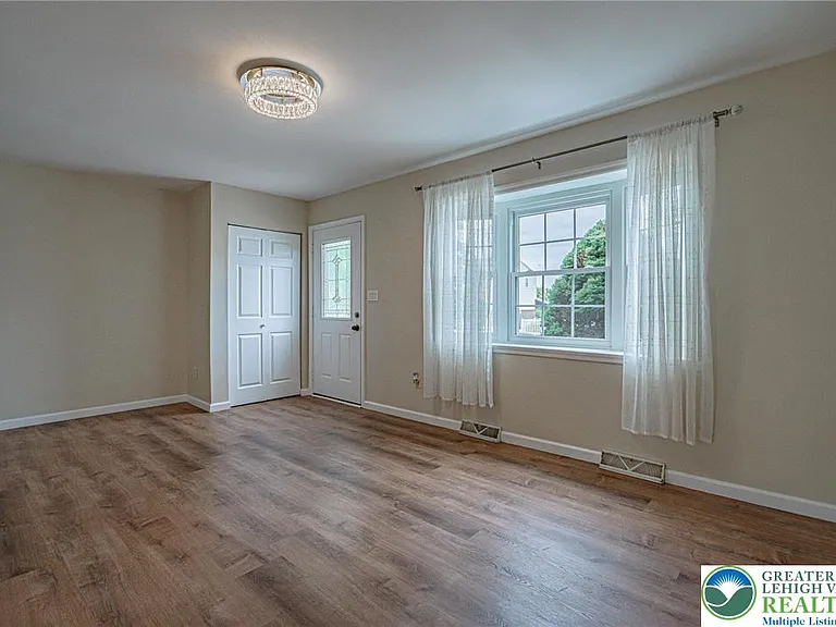 5650 Greens Dr — Photo 5