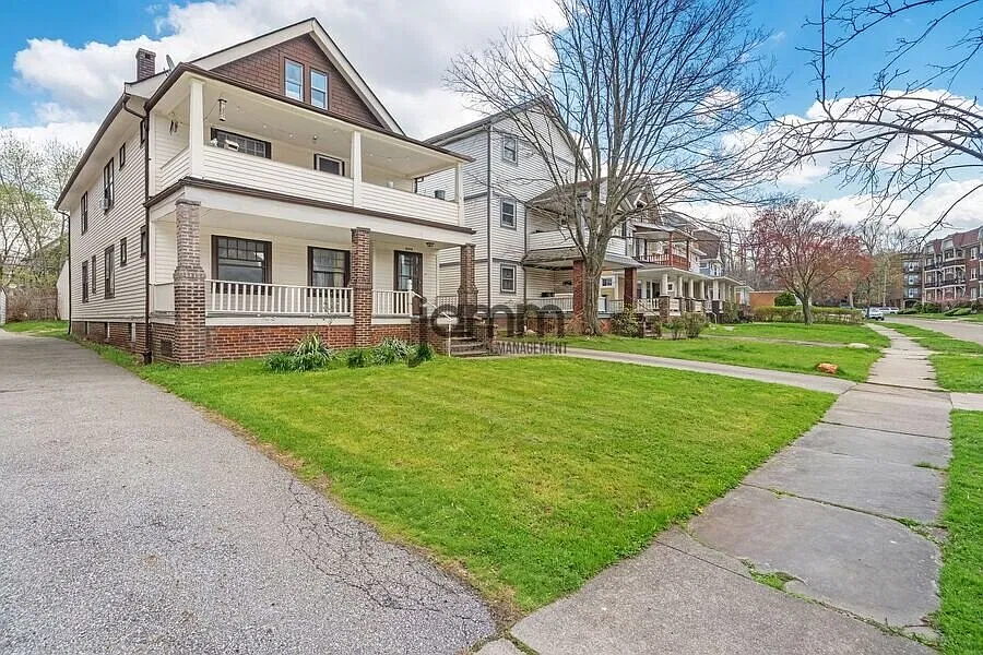 3 Bedroom / 1 Bathroom in Cleveland Heights — Photo 2