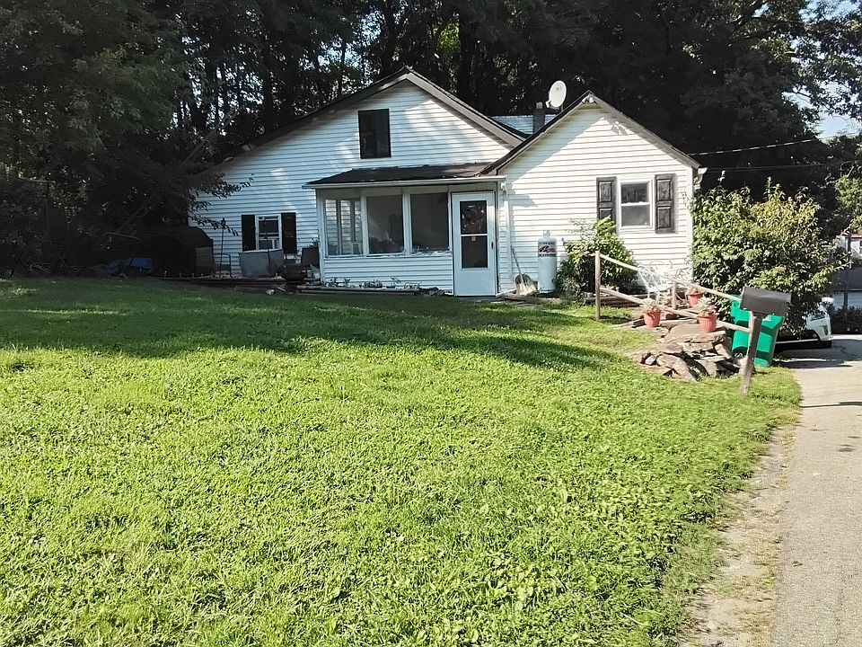 Private entrance and side lawn