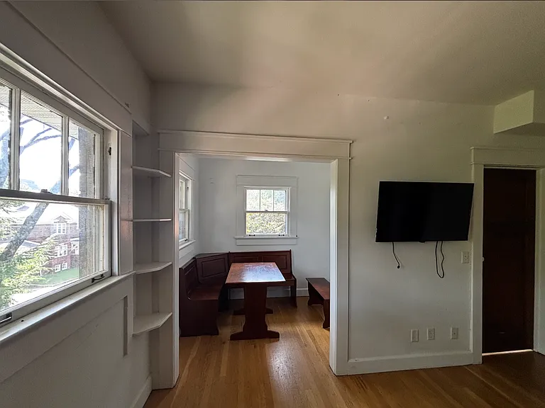 718 E 8th St — Photo 4