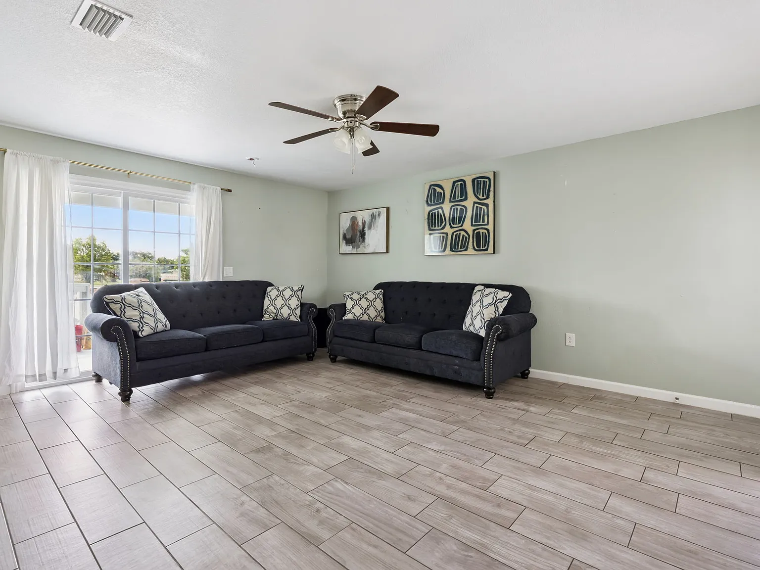 3 bed, 1224 sqft, $1,999 — Photo 2
