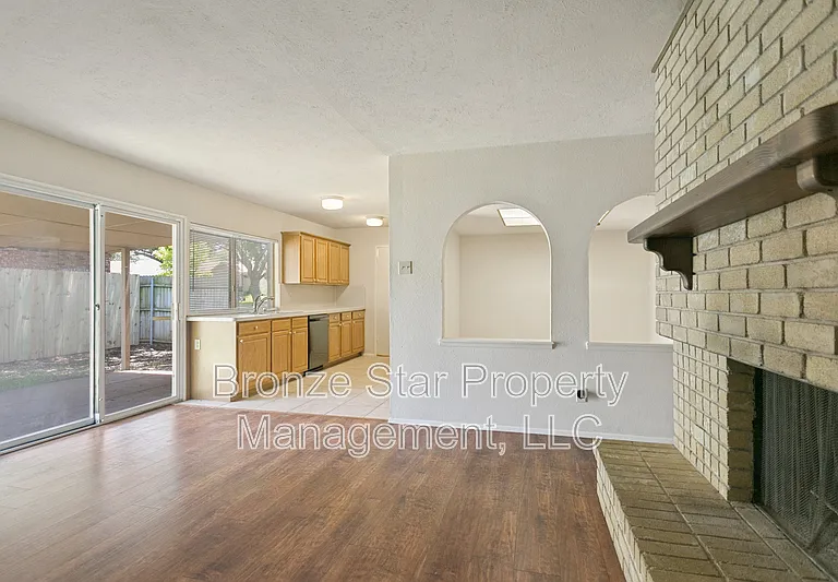 1429 Whitehall Dr — Photo 3