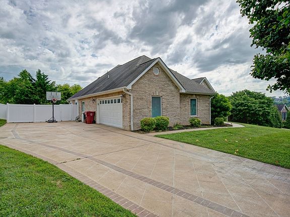 2nd image of 307 Emerald Chase Cir