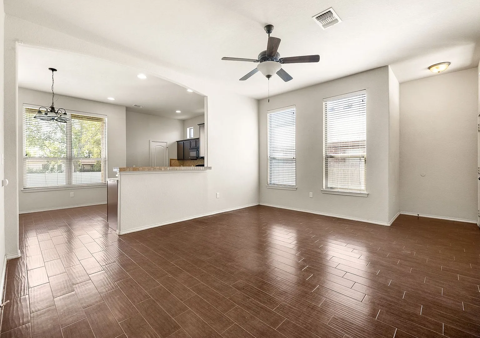 Available Now! Nice 3 Bedroom Duplex In New Braunfels, Tx! — Photo 4