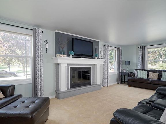 3rd image of 20 Sleepy Hollow Ln