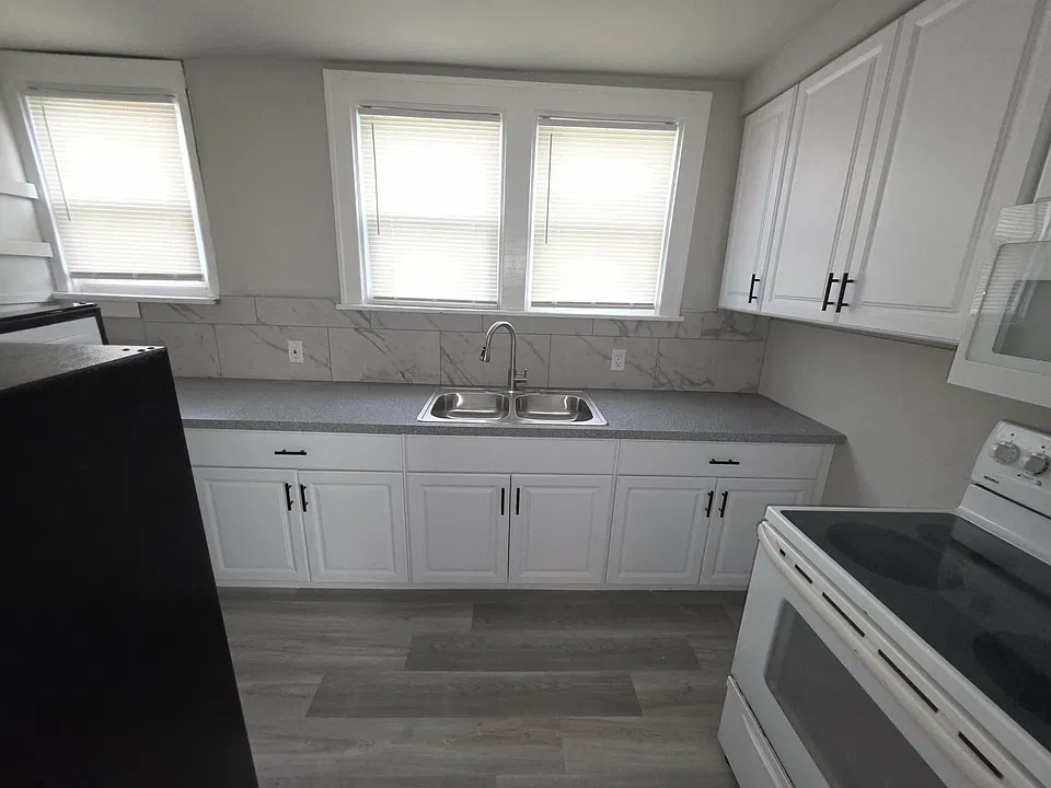 100 W 4th St #2