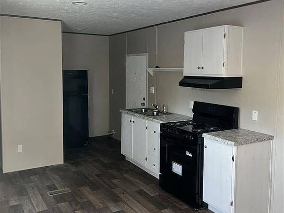 4th image of 2211 Spruce Ln