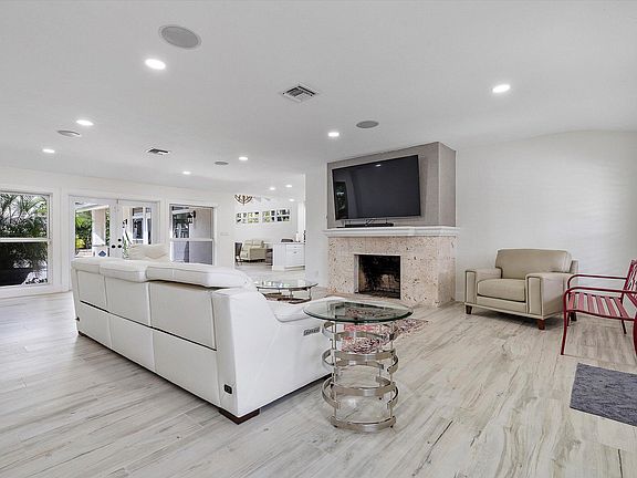 3rd image of 411 Poinciana Dr