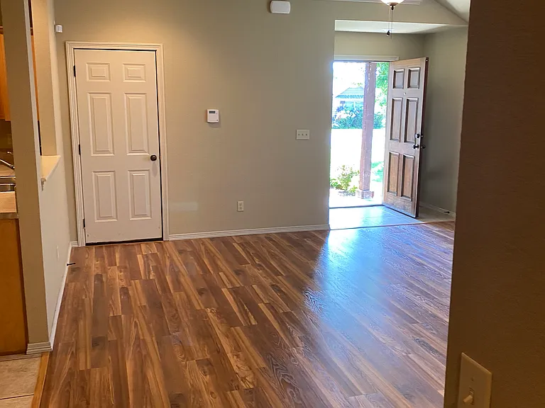 2857 N Seneca Ave — Photo 14