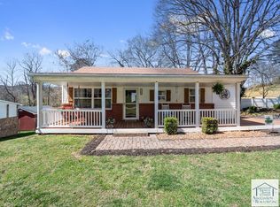 136 Grayleaf Cir, Martinsville, VA 24112