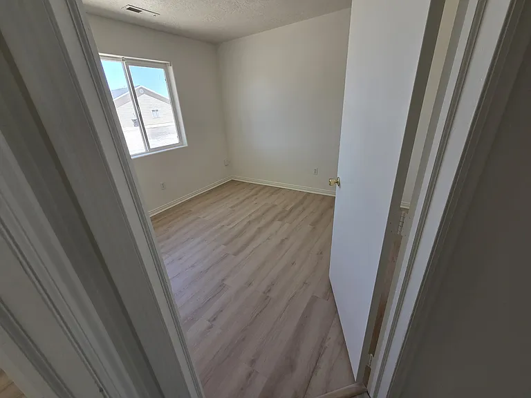 647 W 1225 N — Photo 12