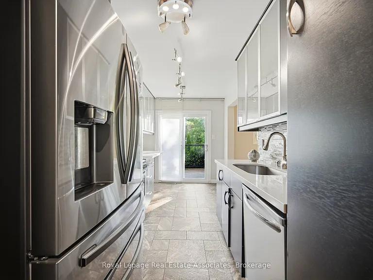 1308 Valerie Cres — Photo 12