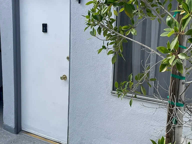 1400 N Fairfax Ave #4 — Photo 2
