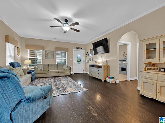 4th image of 820 Hawthorn Ln