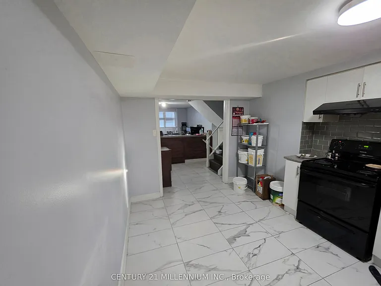 23 Malcolm Cres — Photo 4