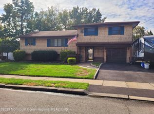 3 Quaker Ln, Colonia, NJ 07067