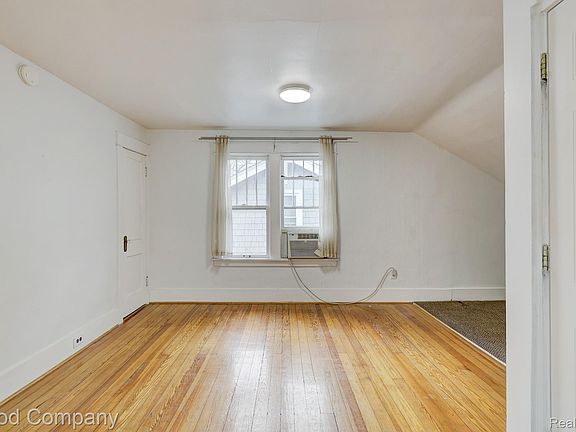 4th image of 245 W Webster St