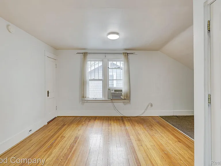 245 W Webster Ave — Photo 17