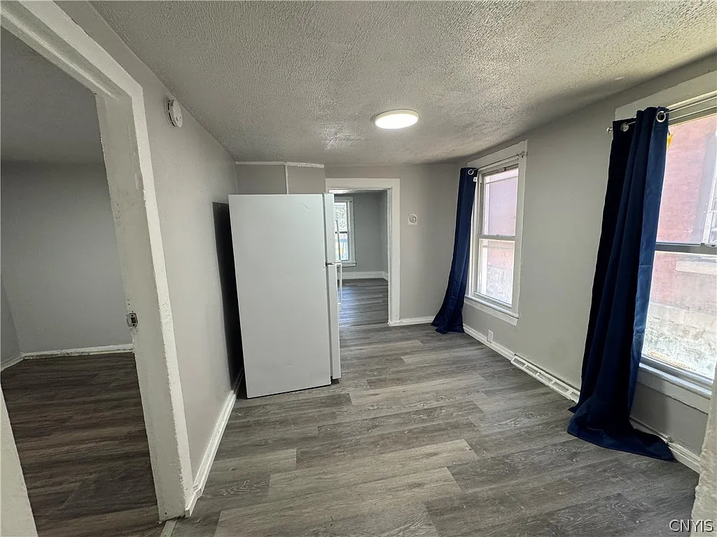 3 bed, 1.0 bath, 4335 sqft, $1,700 — Photo 4