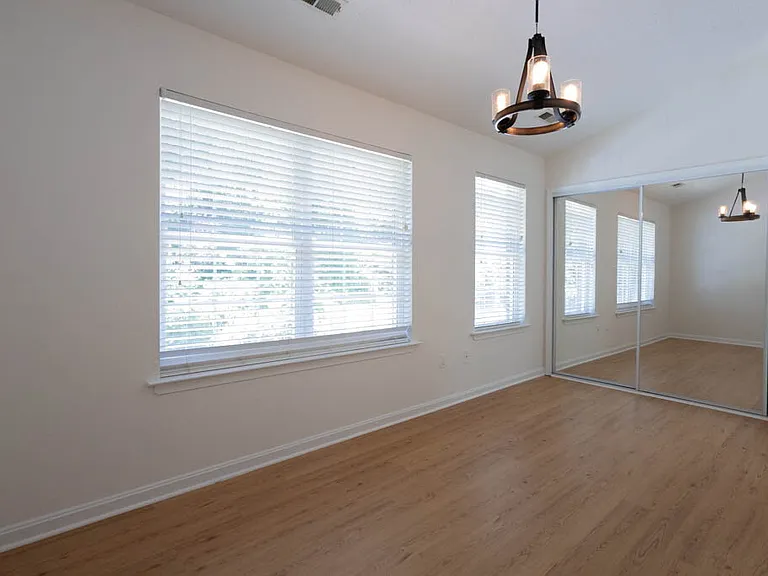 405 Lakeview Ct — Photo 18