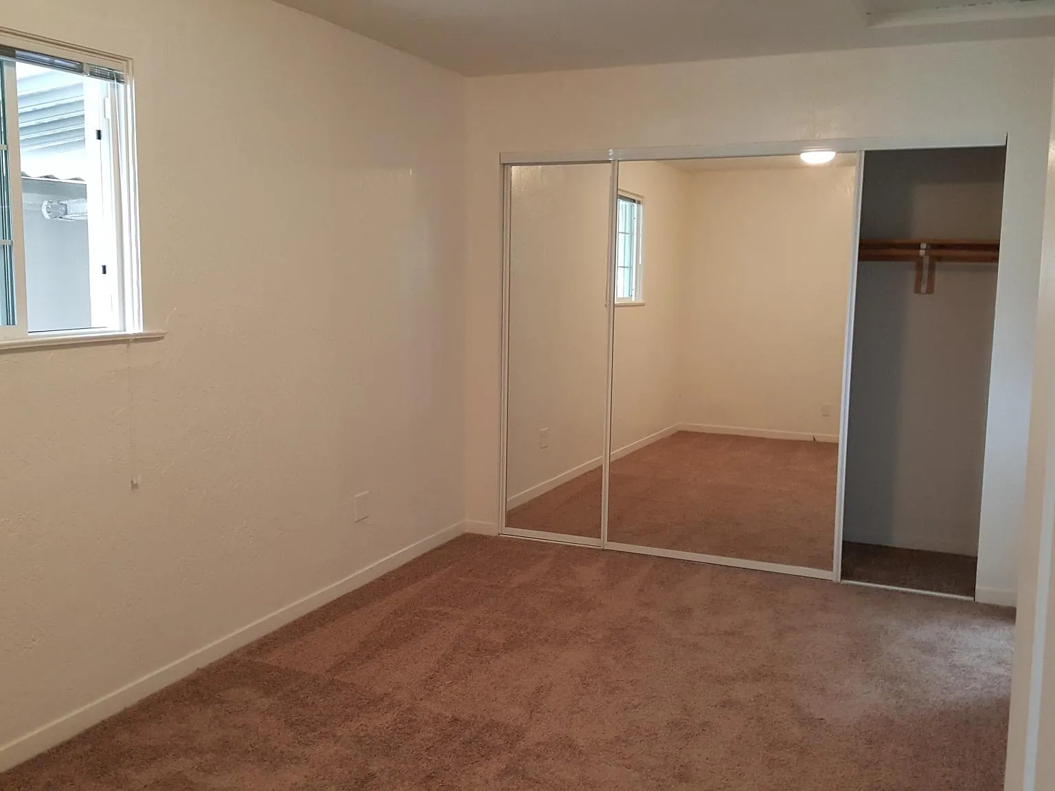 2 bed, 1000 sqft, $3,825 — Photo 3