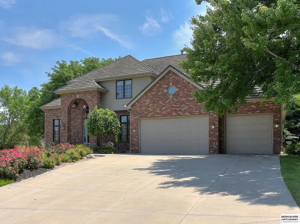 16751 K Cir, Omaha, NE 68135