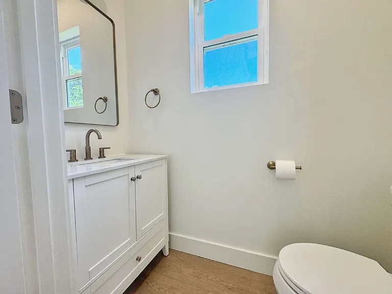 942 Alexander St — Photo 11