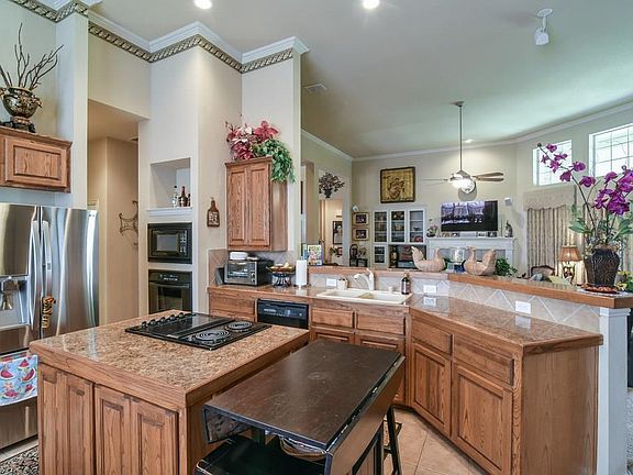 3rd image of 210 Crenshaw Dr