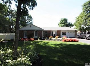 76 Granada Cir, Mount Sinai, NY 11766