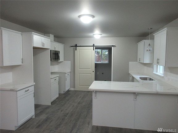 3rd image of 140 NE Larson Lake Ln