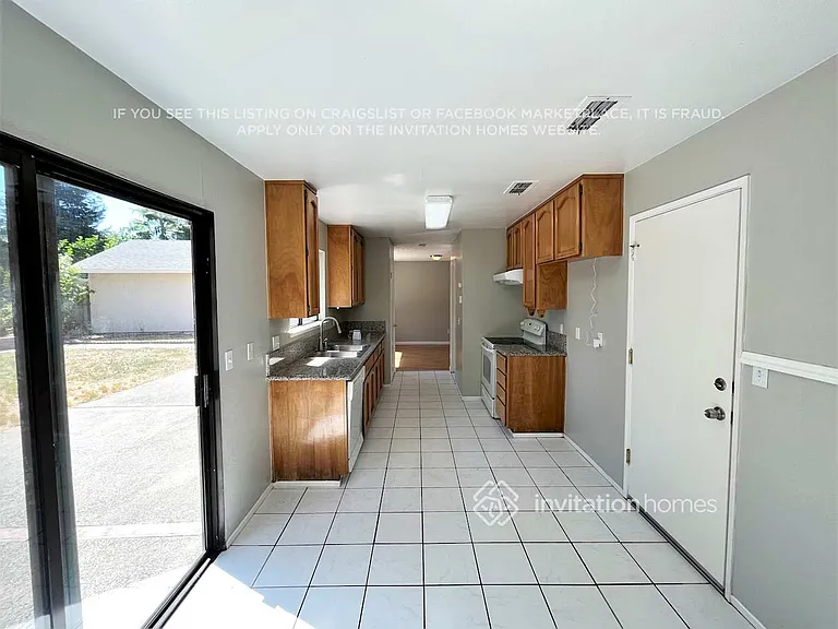 3561 Binghamton Dr — Photo 5
