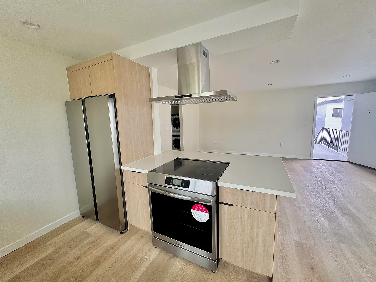 1 bed, 700 sqft, $2,768 — Photo 3