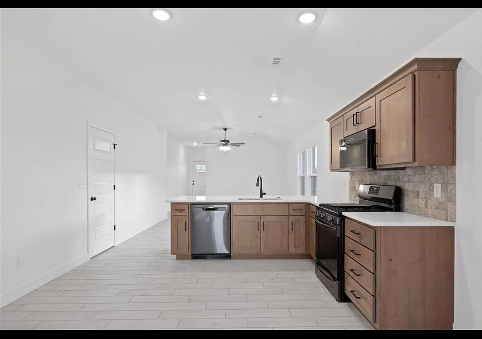 Modern 4-Bedroom Home with 2-Car Garage & Covered Patio in Pea Ridge — Photo 4