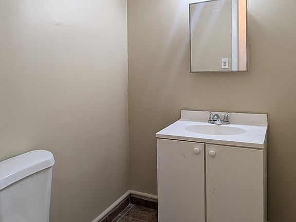 3rd image of 804 White Oak Ln