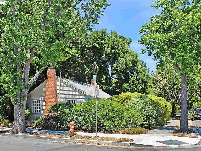 555 Hawthorne Ave — Photo 1