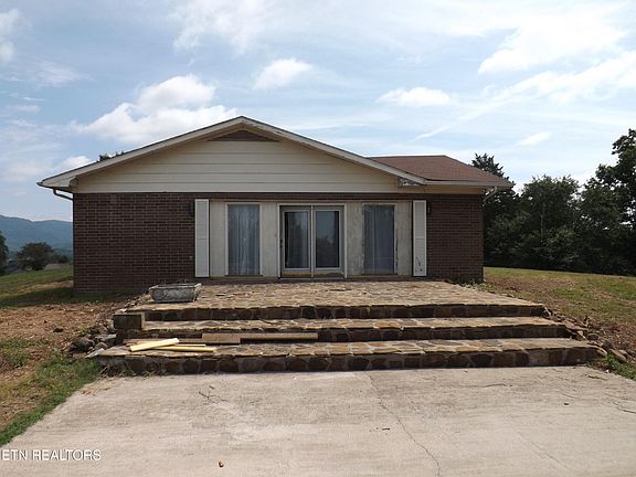 2nd image of 262 Oxford Cir