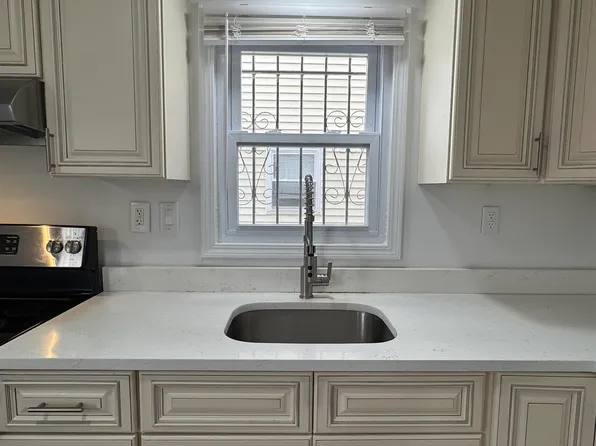 375 Whiton Street image 2 of 20