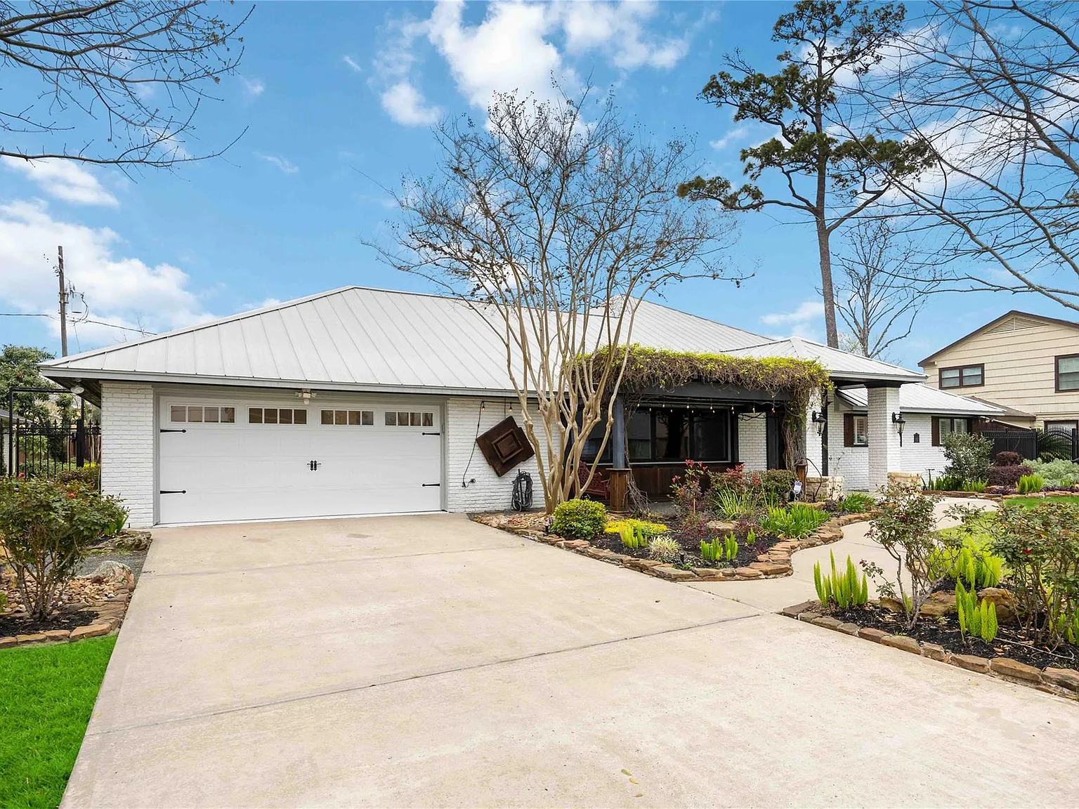 4 bed, 4.5 bath, 3814 sqft, $5,900 — Photo 2