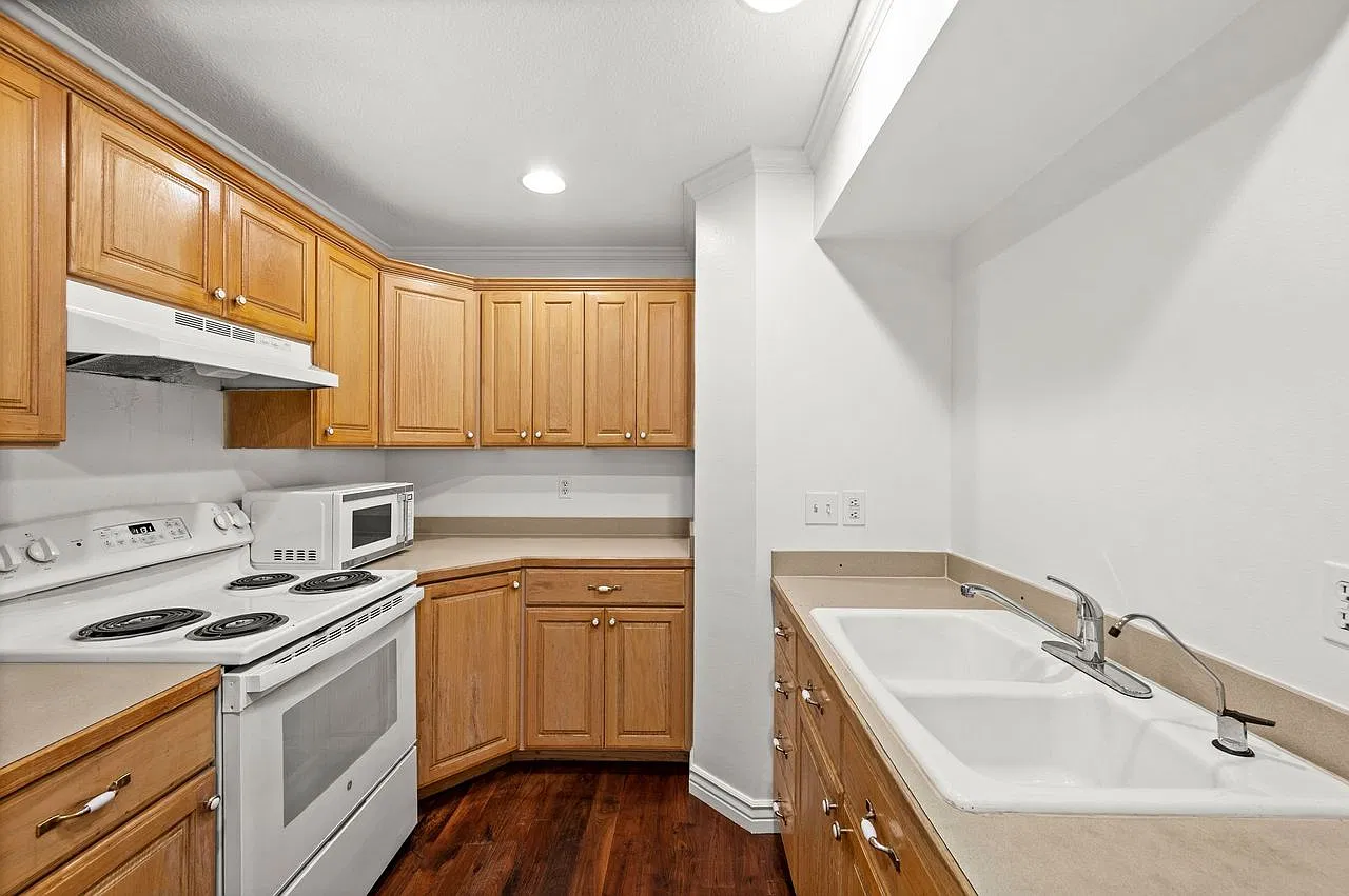 3 bed, 1047 sqft, $1,950 — Photo 3