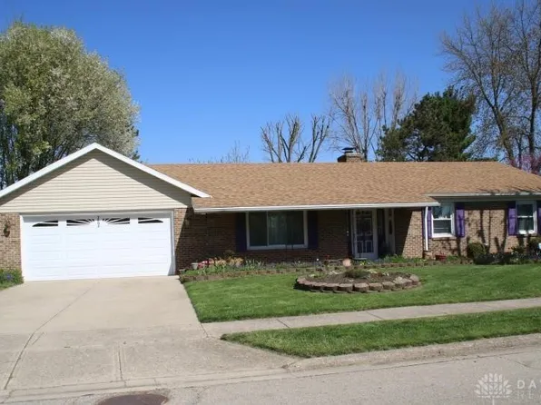 2094 El Camino Dr, Xenia, OH 45385