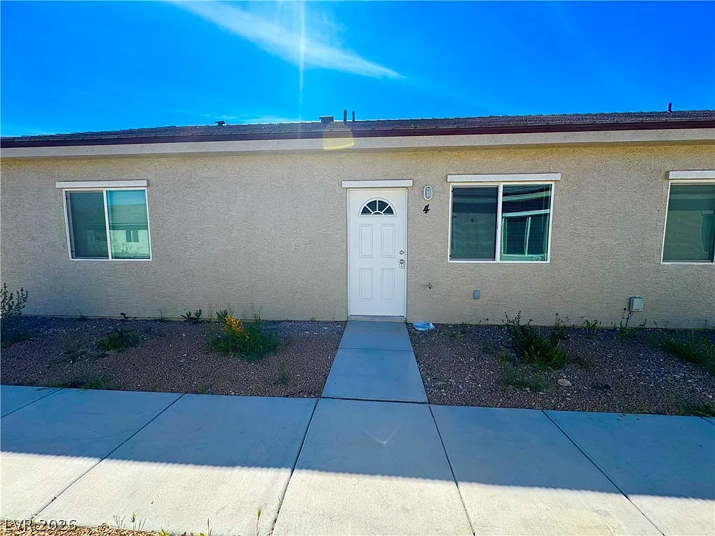 3 bed, 2.0 bath, 2204 sqft, $1,300 — Photo 2