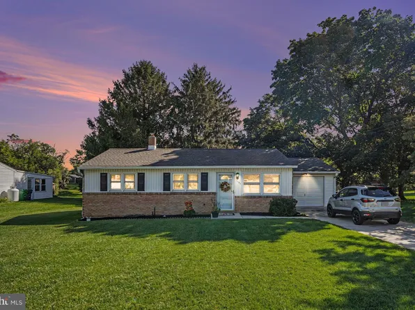 1141 Fairmont Dr, Harrisburg, PA 17112