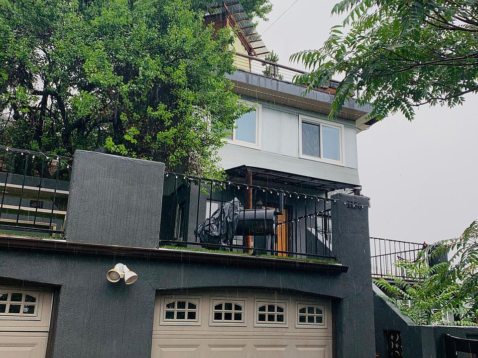 ground floor unit has a lovely side garden with mature apple tree and grape vines