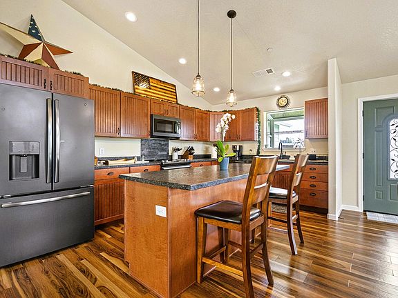 4th image of 240 Longiflorum Ln