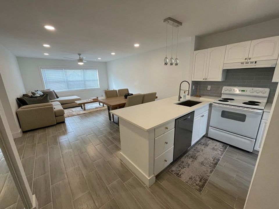 1st image of 440 SE 2nd Ave #1