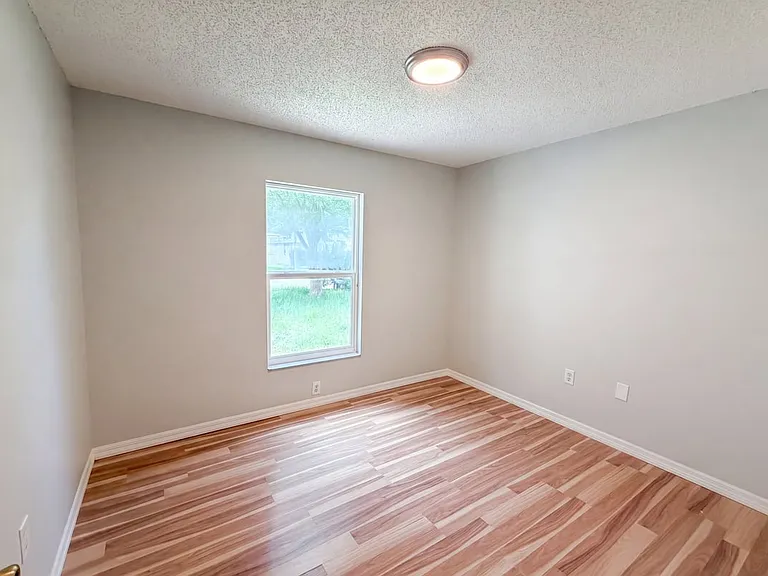 1367 Wildberry Ln — Photo 2