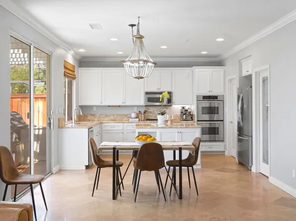 1979 Oxford Ct, Vista, CA 92081